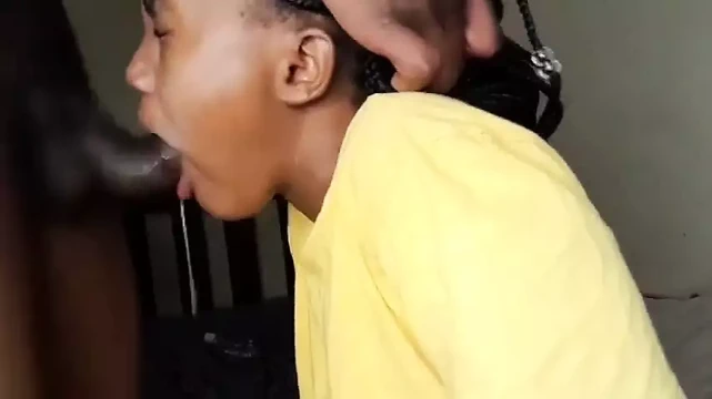 Genç kız bir profesyonel gibi emiyor