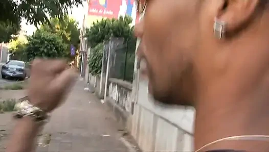 Evli kadın kocasının önünde büyük siyah yarakla sikiliyor