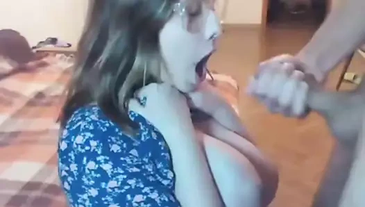 Amatör ile büyük memeler alır bir yük arasında boşalmak