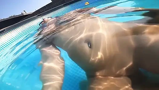 Orta Yaşlı Seksi Kadın Dışarıda Işiyor Ve Havuzda Seks Yapıyor