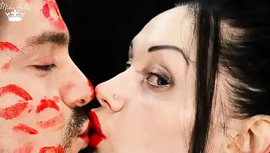 Alex'in yüzünü kırmızı ruj öpücüğüyle kapatıyor