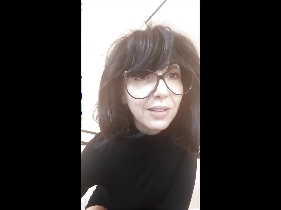 Öğrenci rolü oyunu gizli kız arkadaşın tarafından şaşırtıyor