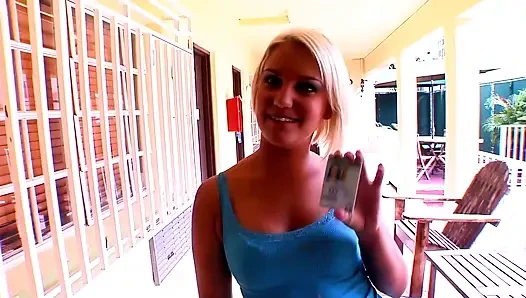 Sarışın üniversiteli genç kız yarak emiyor