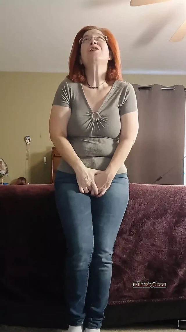 Раздвинул киску, разбрызгиваю твое лицо