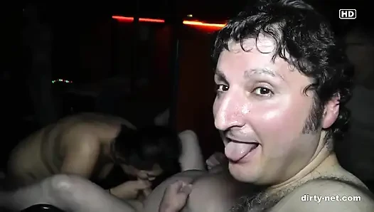 Döl orospusu Aida ile gırtlağına kadar alma grup seks