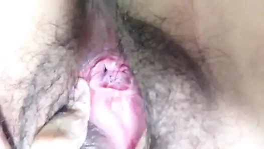 Asya gal gets ona parmaklar ıslak içeride ona fwat kıllı kedi