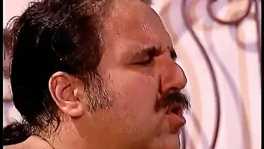 Sahte memeli sarışın şişman adamı baştan çıkarıyor