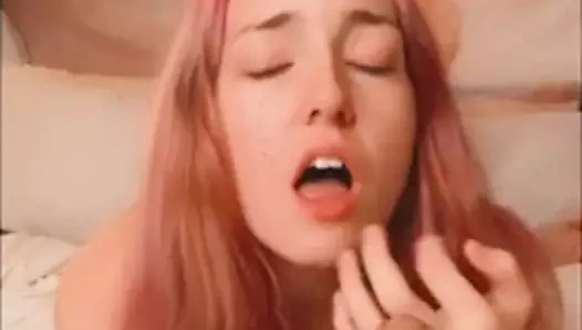 İzle beni bu yapay penis emmek ve büyük bir fışkırtma kadar binmek