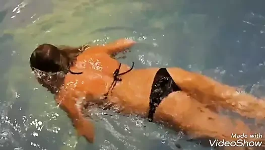 Malina gösterisi (yüzme havuzu)