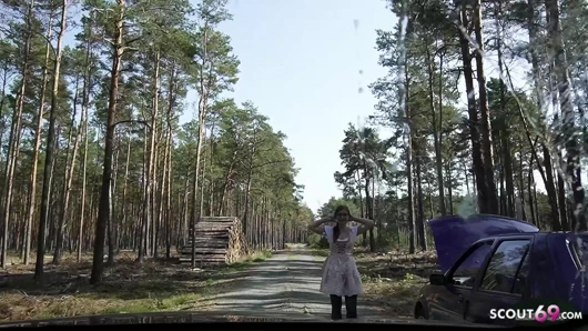 Minyon Alman gözlüklü kız tinyemily araba arızasıyla ilgili yardım için yabancıyla sikişiyor