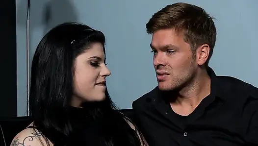 Büyük memeli ateşli esmer bebek ofiste sikiliyor