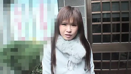 Japon tıraşlı orta yaşlı seksi kadın amcığının içine boşalıyor
