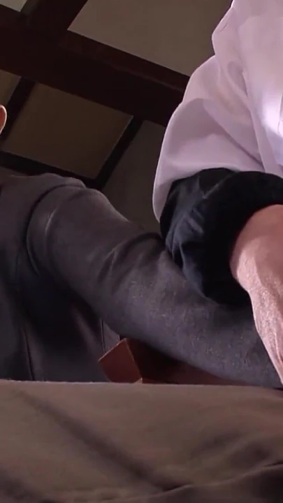 Japon gözlüklü sekreter genç kız sansürsüz jav pornoda yaşlı adamın şişman yarağını emmesi için baştan çıkarıyor | Klip 1
