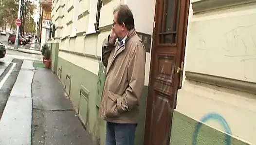 Bir güzellik yaşlı bir yarakla sikişiyor ve sikişiyor