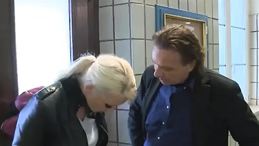 Büyük memeli ateşli sarışın kız bir yabancı tarafından sikiliyor