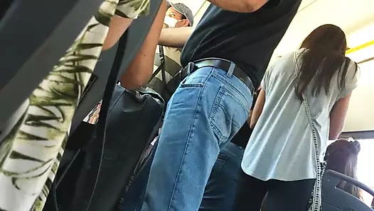 Otobüste insanlarla amını teşhir ediyor ve mastürbasyon yapıyor ve bir evde seks yapıyor