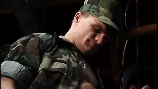 Ordudaki azgın ibneler yarak emiyor ve sikişiyor