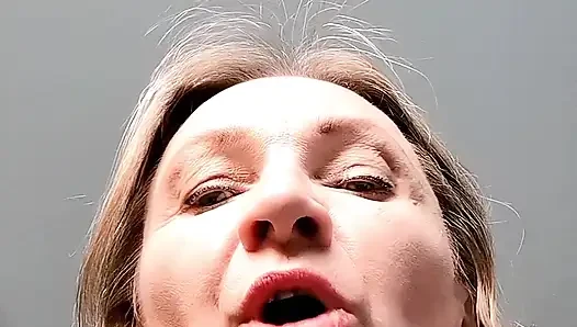 Nine siyah çoraplı tıraşlı amcıkla yakın çekim oynuyor
