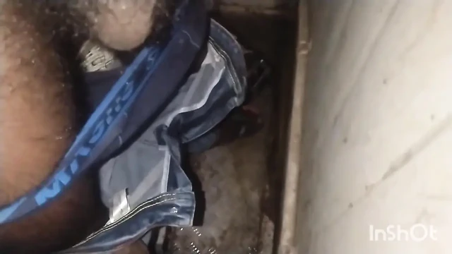 Грязный мальчишка отдает дань уважения в ванной