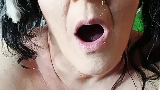 O götü ve amcığını sik. Durmuyor. Orada, bir dildo sikiyor ve saçı için fırçalıyor, vay be!