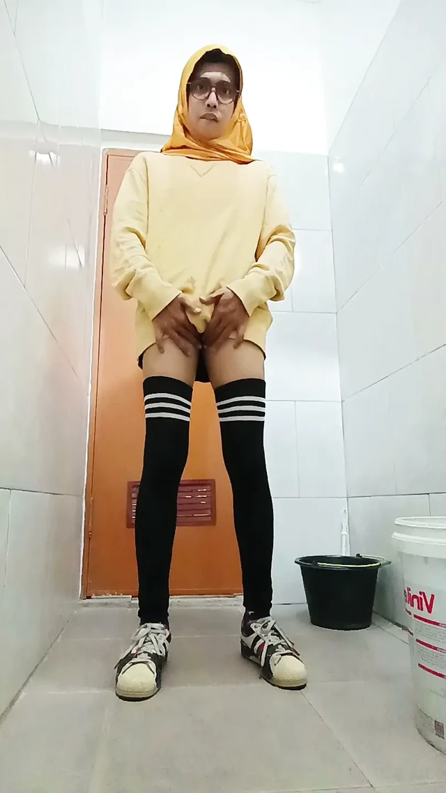 Ofis tuvaletinde halka açık mastürbasyon yapan Hijab Asyalı Femboy
