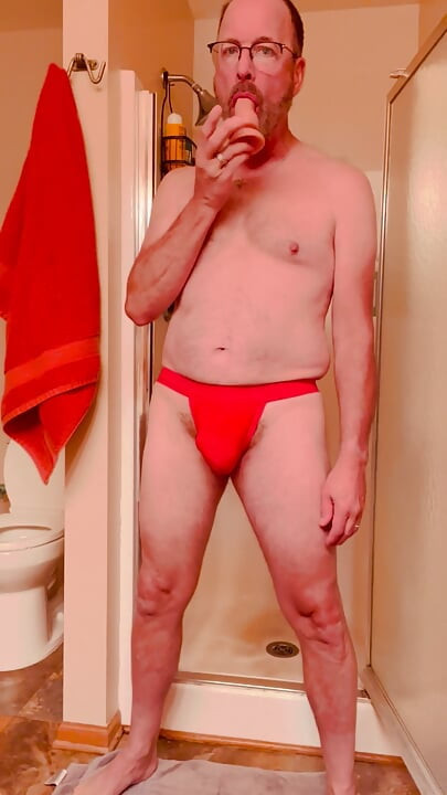 Baba duşta, yarağını okşuyor, deliğinde dildo