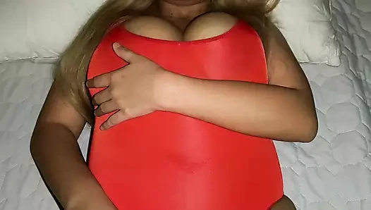 Ateşli orta yaşlı seksi kadın yüzdikten sonra