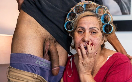 Şişman göbekli olgun kadının aşırı uzun bir yarağa ihtiyacı var