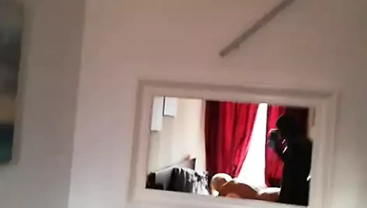 Ben bir aynanın önünde bir otelde doggystyle bir milf ile ben