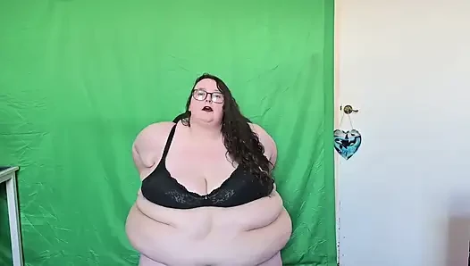 Seksi tanrıça iri güzel kadın soyunuyor ve sallıyor