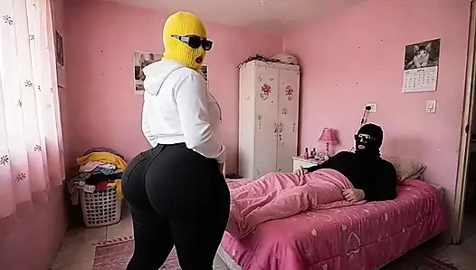 Minyon büyük götlü üvey kız yatak odasında twerk yapıyor