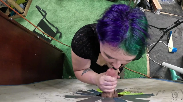 Gotik genç kız deliğini ziyaret etti onu emiyor