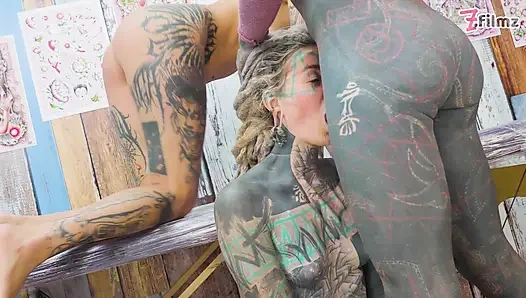 Dövmeli üçlü seks anal büyük dövmeli sanatçı dövme yaparken arkadaşlarının götünü sikiyor ve taze dövmeye boşalıyor