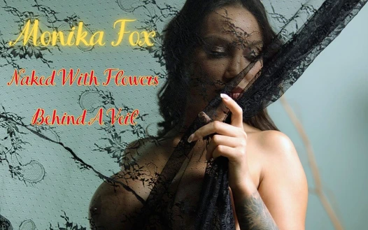 Monika Fox peçe arkasında çiçeklerle çıplak