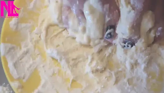 Çıplak ayaklarımla makarna için hamur yapıyorum