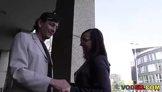 Kleine Titten brunette wird Gefickt