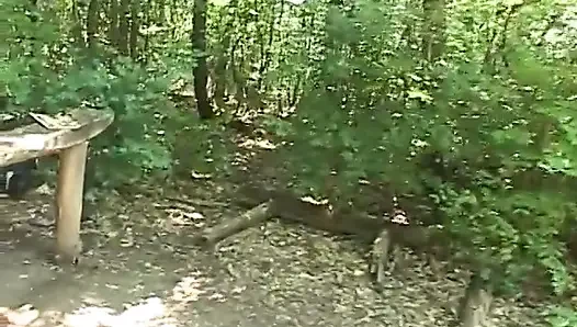 Azgın adam ve sürtük esmer açık havada sert sikiş seansı yapıyor