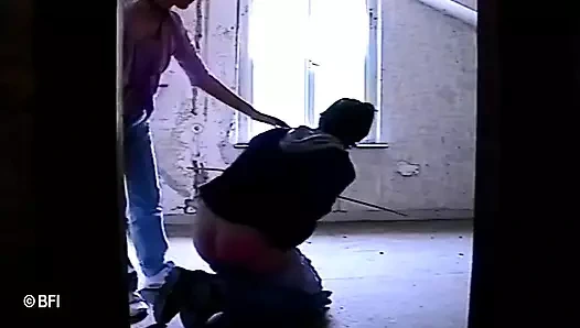 Büyük götlü adama şaplak atıyor ve kırbaçlıyor