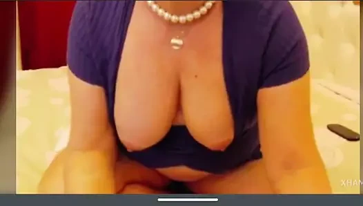 Büyükanne göğüsleri ve küçük kedi yanıp sönüyor – lezzetli