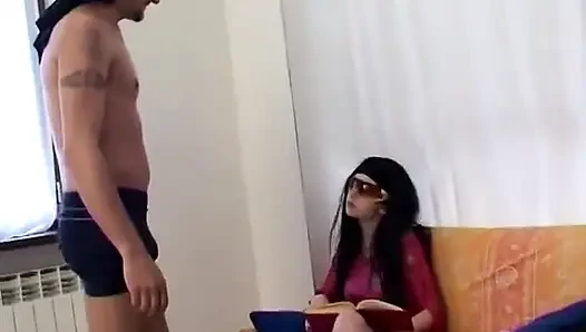 Esmer kadın sağlam sakso çekiyor ve boşaltıyor