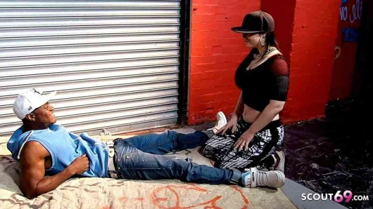 Pawg sarkık memeli genç kız zenci adamın onu herkesin içinde sikmesine izin veriyor