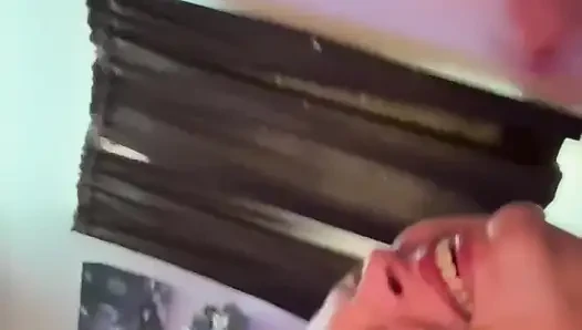 Sadies'in yüzüne, ağzına ve göğüslerine boşalıyor