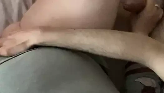 Onu iyi ve sert sikmeden önce onu güzel ve ıslak yapmak