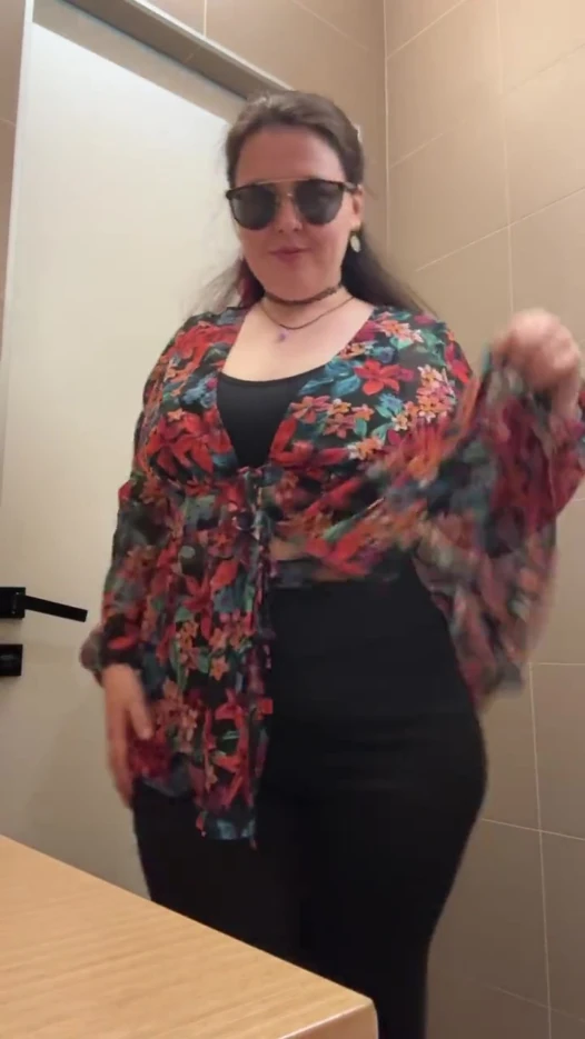 Harika götlü beyaz kız umumi banyoda mastürbasyon yapıyor