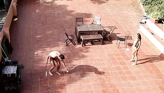 Çift dışarıda avluda oynuyor ve sikişiyor