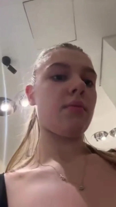 Jucielussie Hot playing in the fitting room | Clip 1