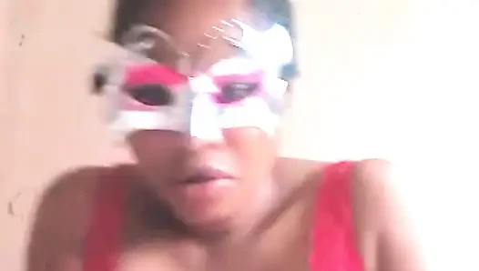 Afrikalı kadın amına dokunuyor