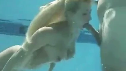 Sevimli büyük göğüsler sarışın içinde ıslak oral seks