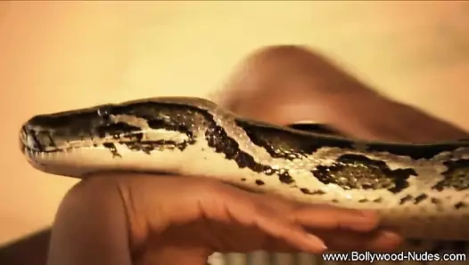 Esmer bebek, samimi fantezisi için eşyalarını gösteriyor