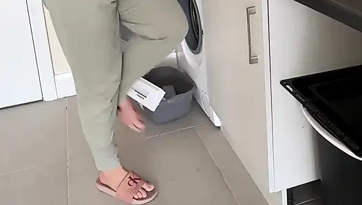 Bulaşıklar tam mesaneye karşı... Kontrolü kaybettim ve pantolona işedim